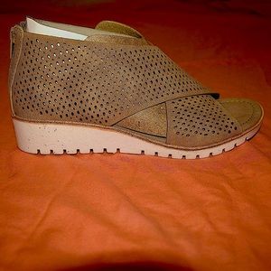 👟 NWT Memory Foam Wedge Sandal